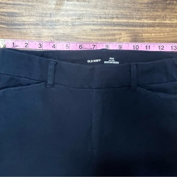 - Old Navy High Rise Pixie pants, size 6 - Picture 3 of 6